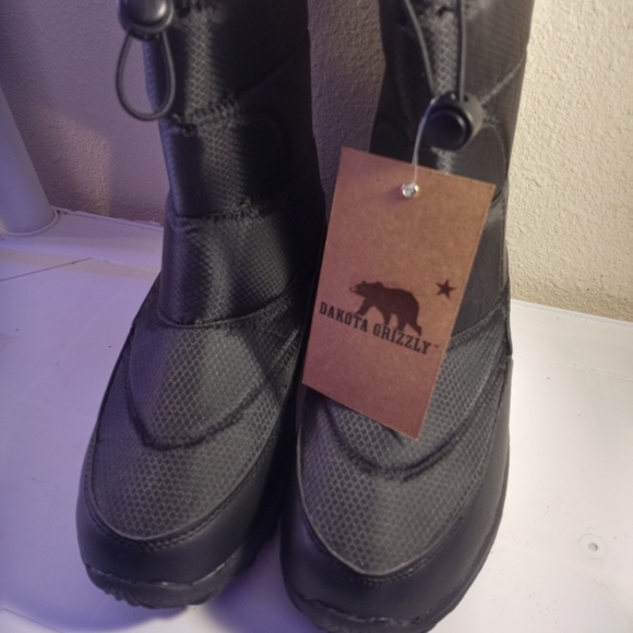 Brand new Grizzly snow boots - Picture 4 of 4
